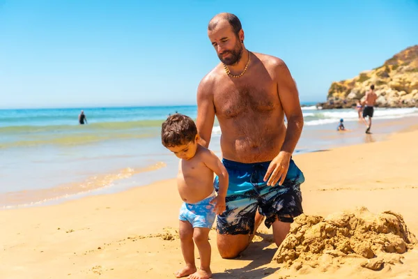 Father Playing Sand Praia Barranco Das Belharucas Beach Albufeira Algarve — kuvapankkivalokuva