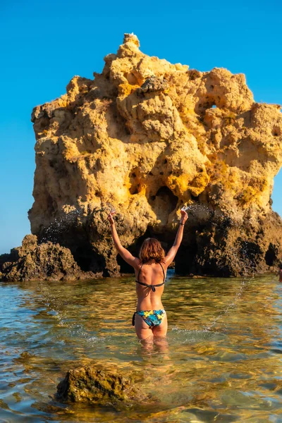 Woman Vacation Throwing Water Praia Dos Arrifes Algarve Beach Albufeira — Stockfoto