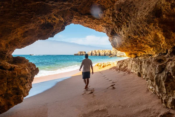 Man Beach Cave Praia Coelha Algarve Albufeira Portugal — Stockfoto