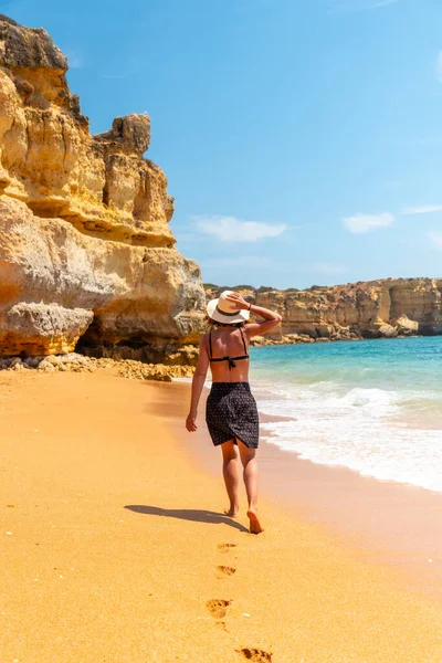 Female Tourist Strolling Beach Praia Coelha Algarve Albufeira Portugal — Stockfoto