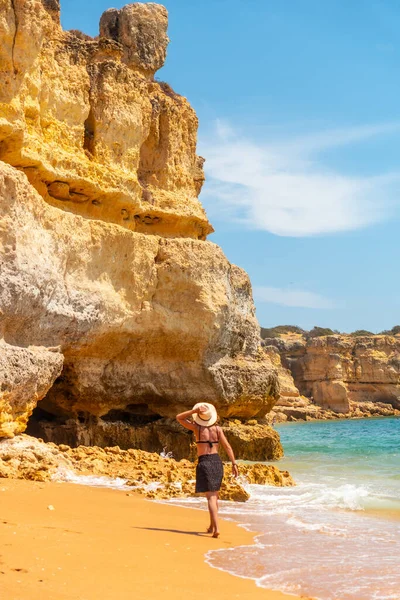 Woman Hat Vacation Algarve Beach Praia Coelha Albufeira Portugal — Stockfoto