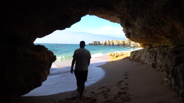 Man Natural Cave Algarve Summer Beach Praia Coelha Albufeira Portugal — Stock video