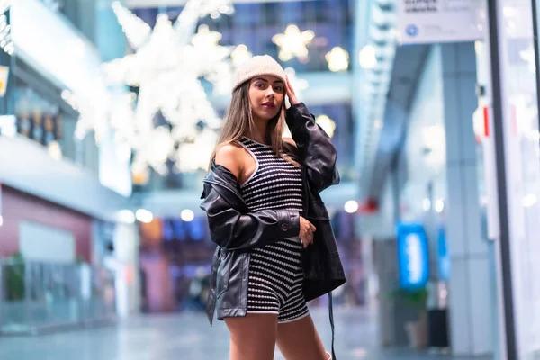 Navidad Ciudad Invierno Por Noche Decoración Retrato Una Joven Con — Foto de Stock