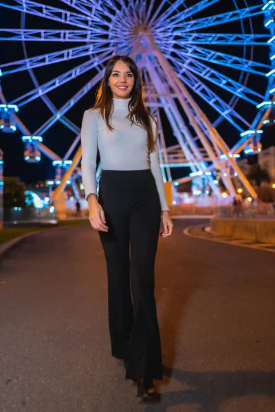 Kerstmis Stad Winter Decoratie Portret Van Een Jonge Vrouw Genietend — Stockfoto