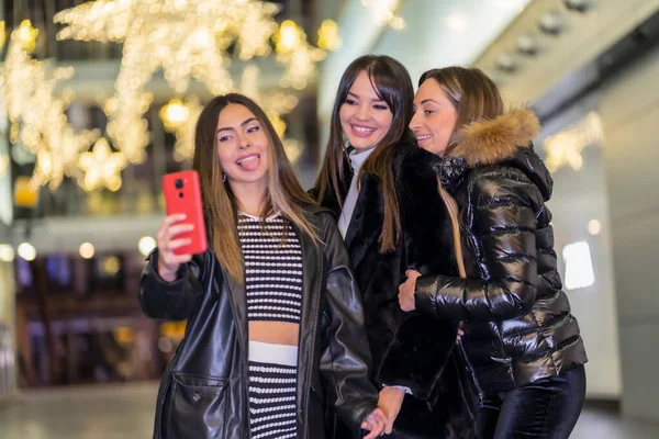 Christmas City Night Decoration Winter Friends Enjoying Smiling Taking Selfie — стоковое фото
