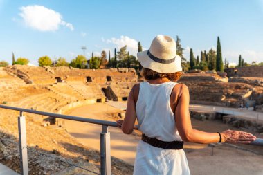 Roma amfitiyatrosunu ziyaret eden genç bir turist Merida 'nın Roma harabeleri. Extremadura, İspanya
