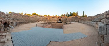 Merida 'nın Roma harabeleri, Roma amfitiyatrosunun çukurunda aşağıdan panoramik. Extremadura, İspanya