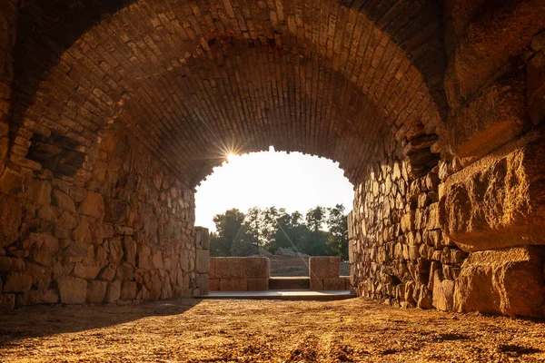 メリダのローマ時代の遺跡 日没時にローマの円形劇場へのトンネルや入り口のアーチ エストレマドゥーラ — ストック写真
