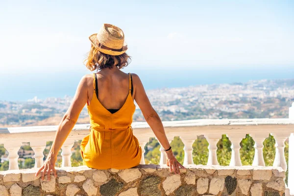 Uma Jovem Mulher Olhando Ponto Vista Município Mijas Málaga Andaluzia — Fotografia de Stock