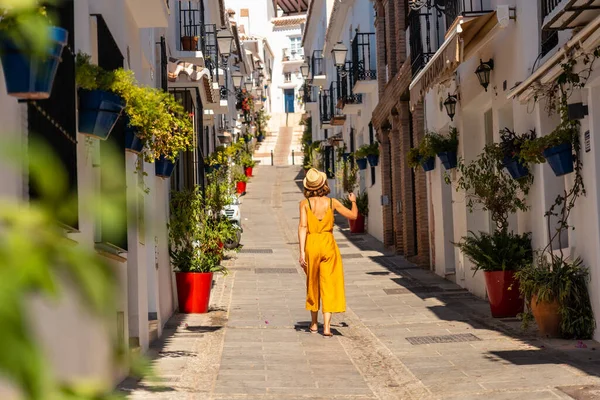 Mijas Bir Turist Beyaz Sarayları Büyüleyici Kasabayı Malaga Yamaçlarını Ziyaret — Stok fotoğraf