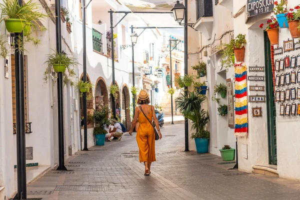 Turisti Valkoisissa Taloissa Kävelemässä Mijasin Kunnassa Malagassa Andalusia — kuvapankkivalokuva