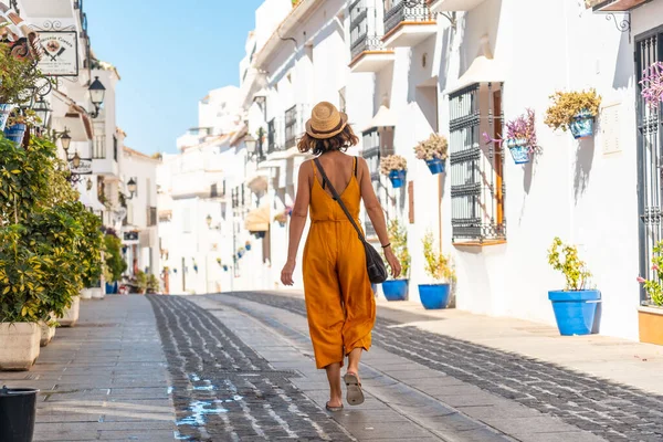 Turista Mijas Visitando Casas Brancas Encantadora Cidade Província Málaga Andaluzia — Fotografia de Stock