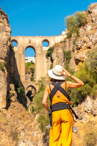 Eine Junge Mutter Mit Ihrem Sohn Neuen Aussichtspunkt Der Brücke — Stockfoto