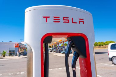 Tesla araba şarj aleti, elektrikli araba, gelecekteki arabalar, ekolojik hareketlilik, benzin istasyonu