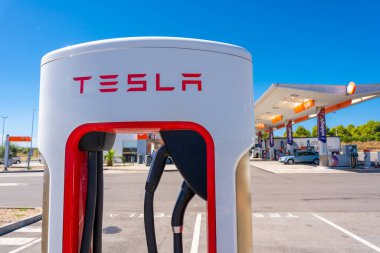 Tesla araba şarj aleti, elektrikli araba, gelecekteki arabalar, ekolojik hareketlilik, benzin istasyonu