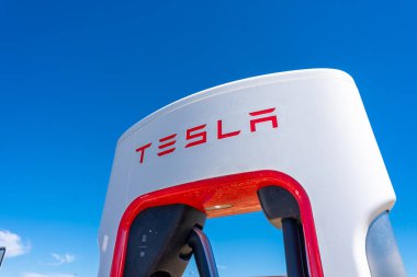 Tesla araba şarj aleti, elektrikli araba, gelecekteki arabalar, ekolojik hareketlilik, benzin istasyonu
