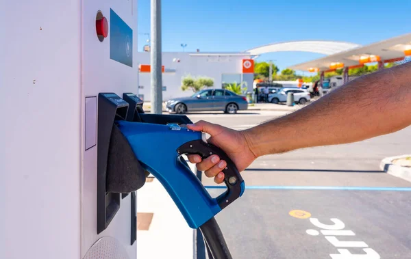 Egy Férfi Felvette Töltőt Egy Benzinkútnál Ökológiai Mobilitás — Stock Fotó