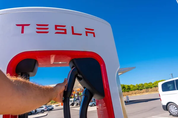 Egy Férfi Töltő Tesla Autók Elektromos Autó Jövőbeni Autók Öko — Stock Fotó