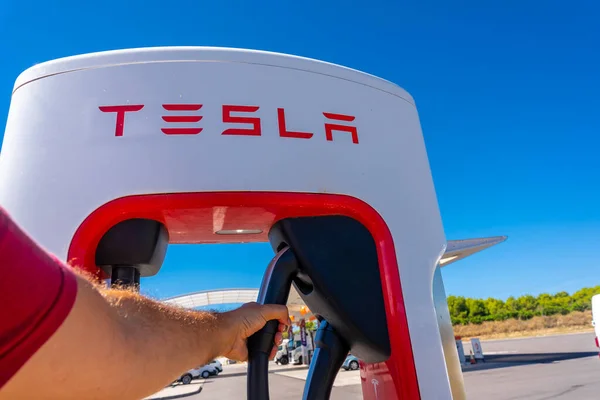 Homme Avec Chargeur Pour Les Voitures Tesla Voiture Électrique Voitures — Photo