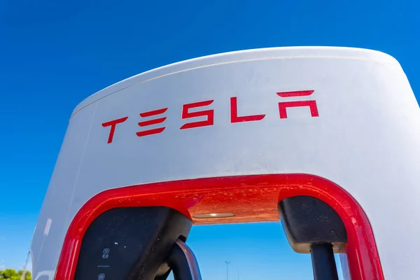 Tesla Autó Töltő Elektromos Autó Jövőbeni Autók Ökológiai Mobilitás Benzinkút — Stock Fotó