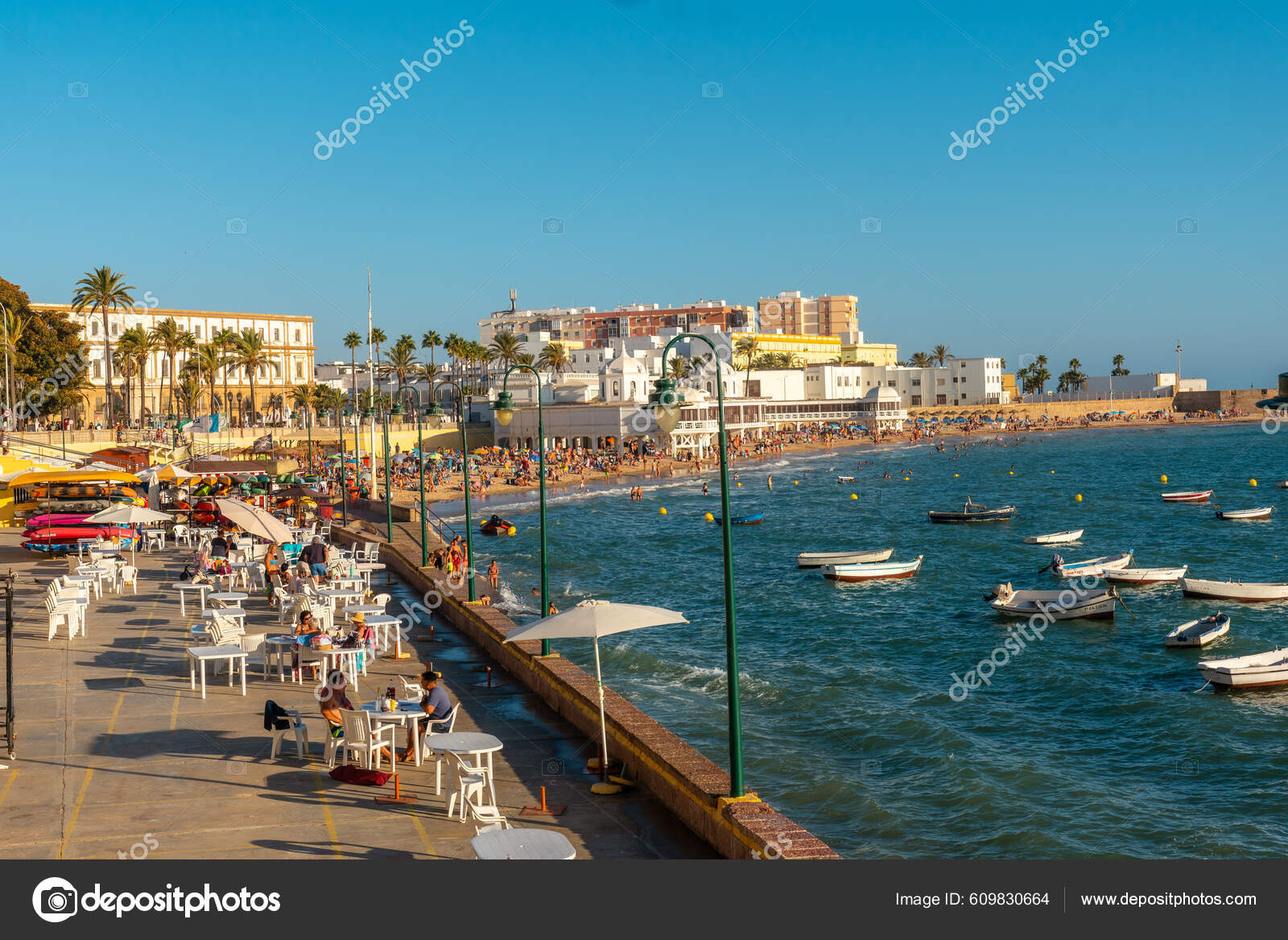 Um jovem turista na passarela da praia bateles em conil de la frontera  cadiz andaluzia