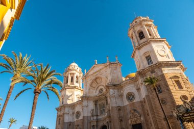Cadiz şehrindeki Kutsal Katedral Kilisesi cephesi. Endülüs
