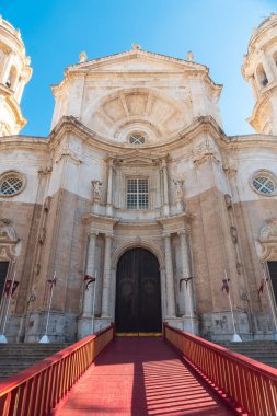 Cadiz şehrindeki Santa Iglesia Katedrali 'nin kırmızı halısıyla giriş. Endülüs