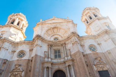 Cadiz şehrindeki Kutsal Katedral Kilisesi cephesi. Endülüs
