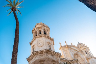Cadiz şehrindeki Kutsal Katedral Kilisesi 'nin cephesi ve kuleleri. Endülüs