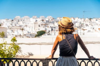 Cadiz 'deki Vejer de la Frontera' nın güzel beyaz saraylarına bakan genç bir turist. Endülüs