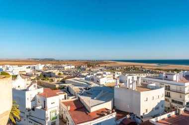 Cadiz 'deki Torre de Guzman' dan Conil de la Frontera 'daki Bateles plajının hava görüntüsü. Endülüs