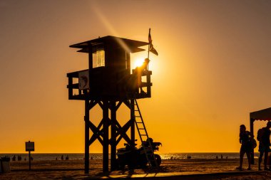Yazın günbatımında Conil de la Frontera, Cadiz 'deki Bateles plajında nöbet tutacağız. Endülüs