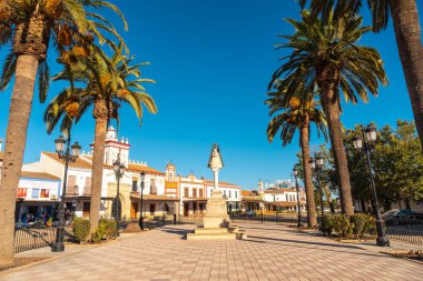 El Rocio tapınağının yakınındaki Virgen del Rocio heykeli. Huelva