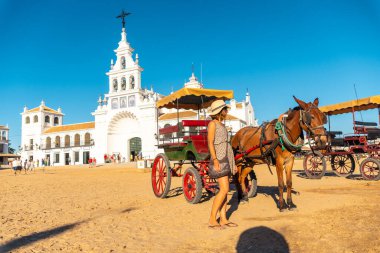 Rocio Festivali 'ndeki Rocio Tapınağı' nda atlı ve atlı bir turist, Huelva. Endülüs