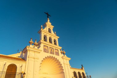 Rocio festivalindeki Rocio tapınağında gün batımında beyaz cephe, Huelva