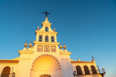 Rocio festivalindeki Rocio tapınağında gün batımında beyaz cephe, Huelva