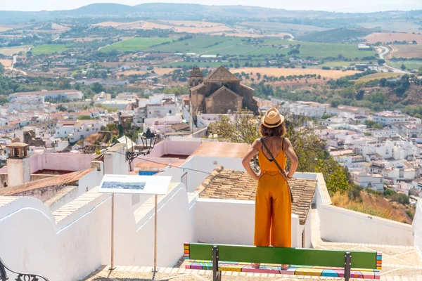 Een Toerist Zoek Naar Toeristische Stad Arcos Frontera Cadiz Andalusië — Stockfoto
