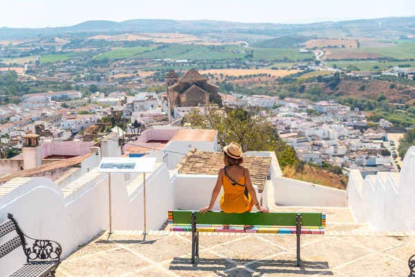 Turista Sentado Olhando Para Cidade Turística Arcos Frontera Cádiz Andaluzia — Fotografia de Stock