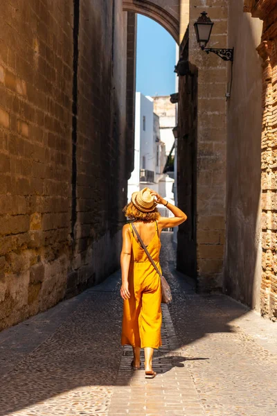 Uma Mulher Caminhando Pelo Centro Histórico Arcos Frontera Cádiz Andaluzia — Fotografia de Stock