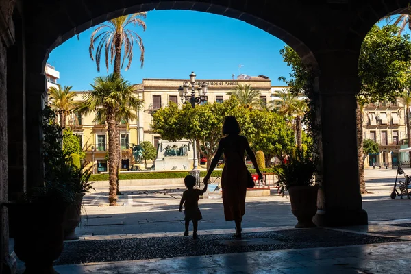 Una Madre Con Hijo Unos Arcos Jerez Frontera Cádiz Andalucía — Foto de Stock