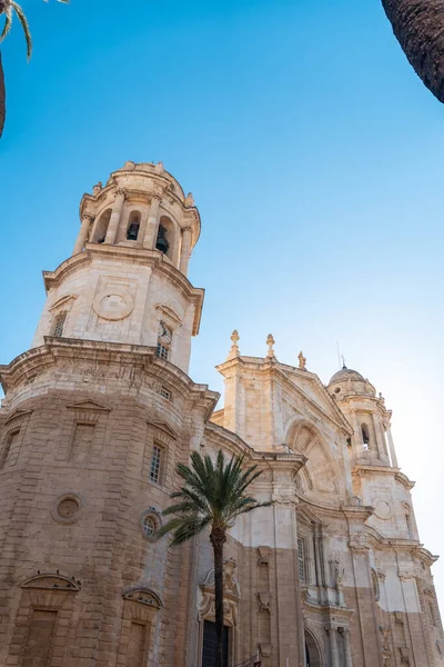 Cadiz şehrindeki Kutsal Katedral Kilisesi 'nin cephesi ve kuleleri. Endülüs