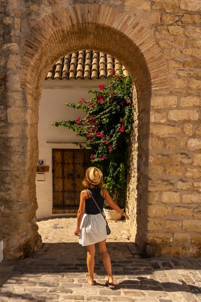 Cadiz Deki Vejer Frontera Duvarının Eski Kapısında Bir Turist Kadın — Stok fotoğraf