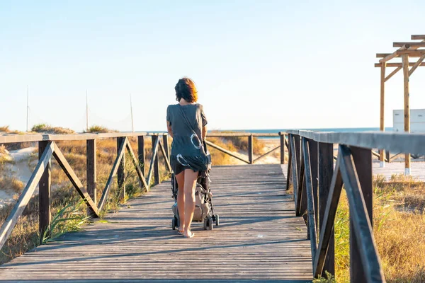 Uma Jovem Mãe Caminhando Passarela Praia Bateles Conil Frontera Cádiz — Fotografia de Stock