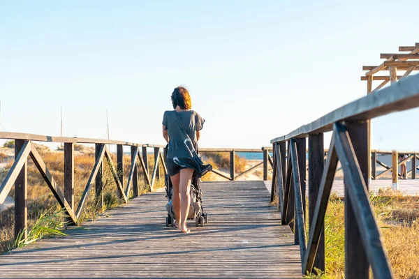 Uma Jovem Mãe Caminhando Passarela Praia Bateles Conil Frontera Cádiz — Fotografia de Stock