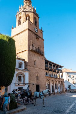 Turistlerle dolu vagon, Malaga 'nın tarihi merkezinde Santa Maria la Mayor Kilisesi' nin yanında.