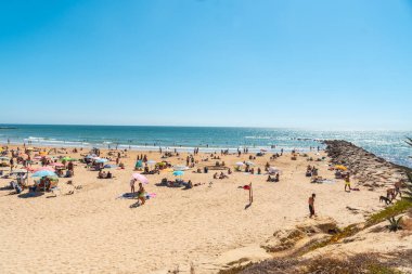 Cadiz 'in Santa Maria del Mar plajındaki turistler. Endülüs