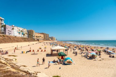 Cadiz 'in Santa Maria del Mar plajındaki turistler. Endülüs