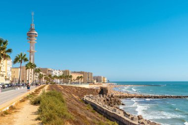 Cadiz 'in Santa Maria del Mar plajındaki turistler. Endülüs