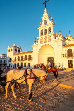 Rocio festivalinde gün batımında atlı arabalar Rocio tapınağında, Huelva