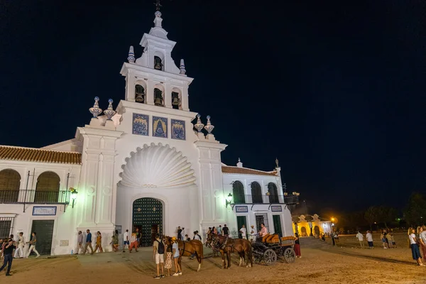 Turistas Caballos Junto Santuario Rocío Fiesta Del Rocío Por Noche —  Fotos de Stock